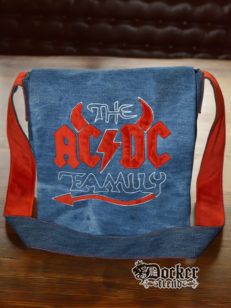 Сумка в стиле Messenger bag с логотипом AC/DC Family.