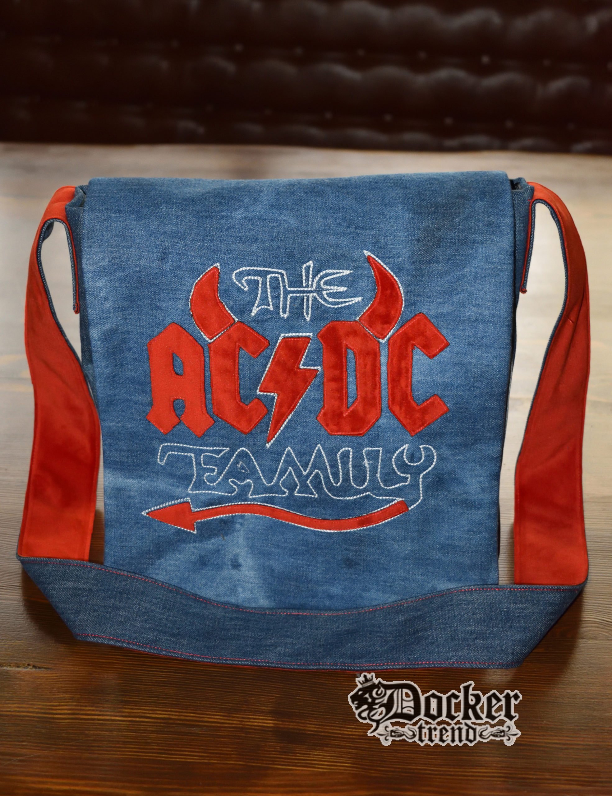 Сумка с логотипом AC/DC Family.